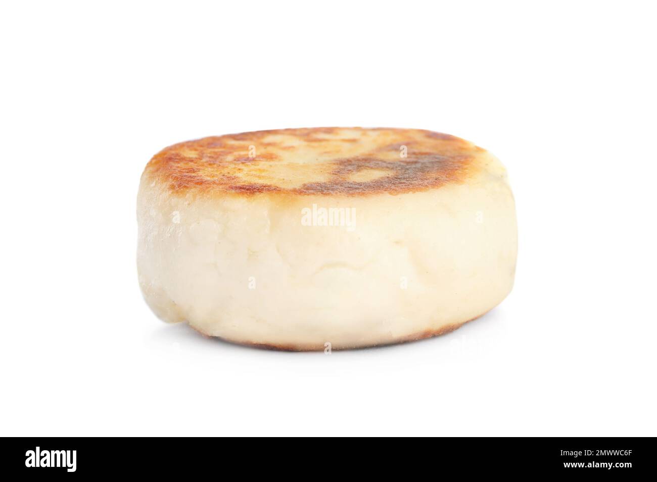 Deliziosa frittella di formaggio casolare isolato su bianco Foto Stock