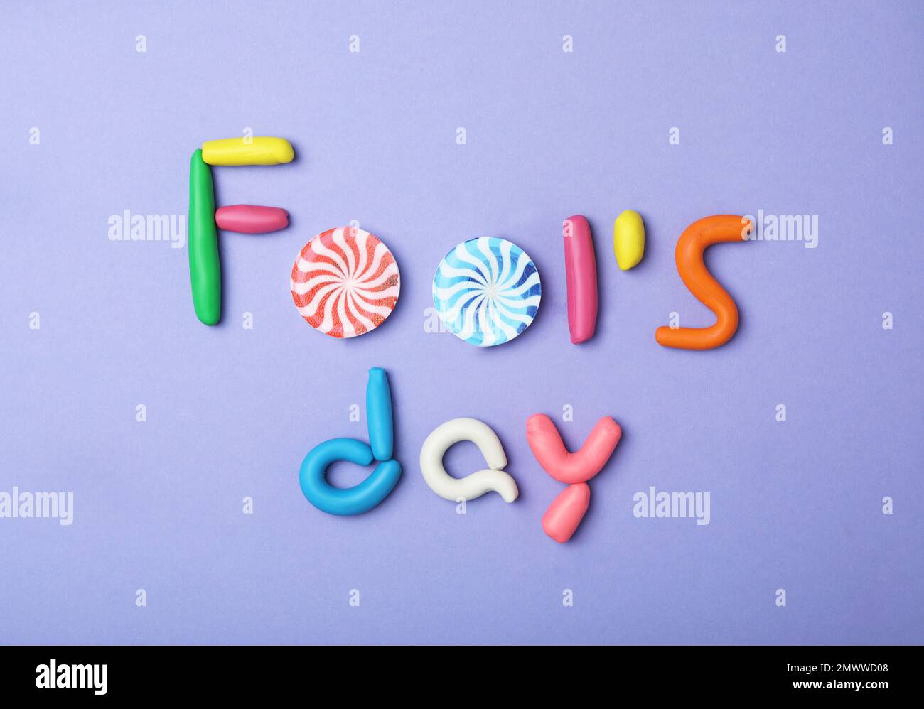 Composizione piatta con le parole FOOL's DAY su sfondo viola. Vacanze di aprile Foto Stock