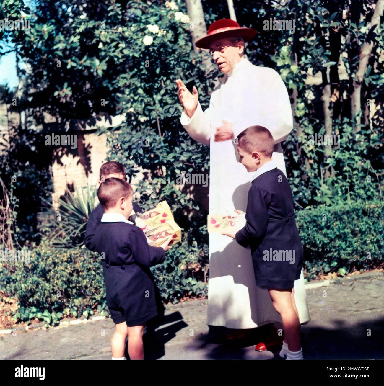 Città del Vaticano Papa Pio XII nei giardini Vaticani con bambini negli anni '1950s Foto Stock