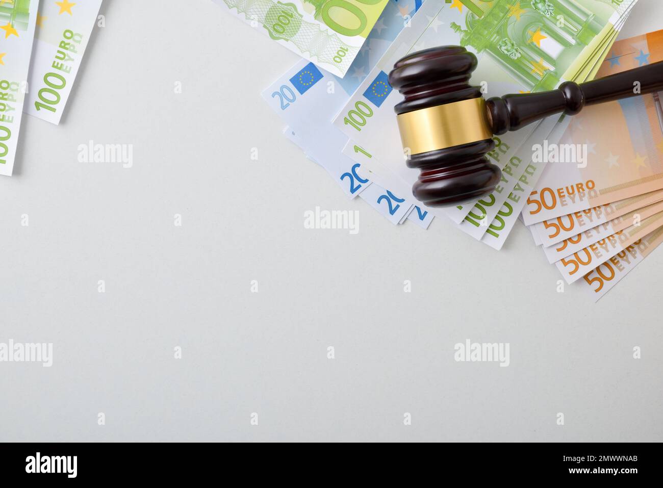 Concetto di giudizio finanziario con la gavel del giudice su mucchio di banconote. Vista dall'alto Foto Stock
