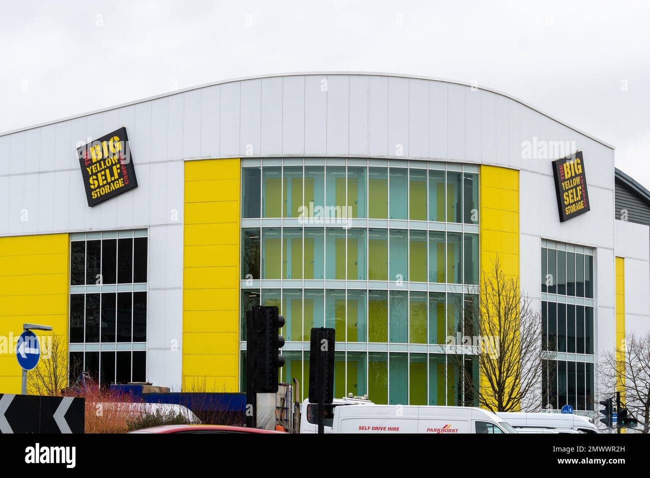 The Big Yellow Self Storage Company on storage building, in una trafficata rotonda a Camberley, Inghilterra, UK Foto Stock