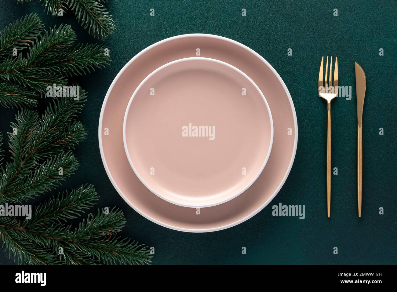 Piastre beige vuote su sfondo verde scuro. Vista dall'alto. Scheda o modello di menu, design piatto. Stoviglie. Vista aerea, spazio copia. Natale t Foto Stock