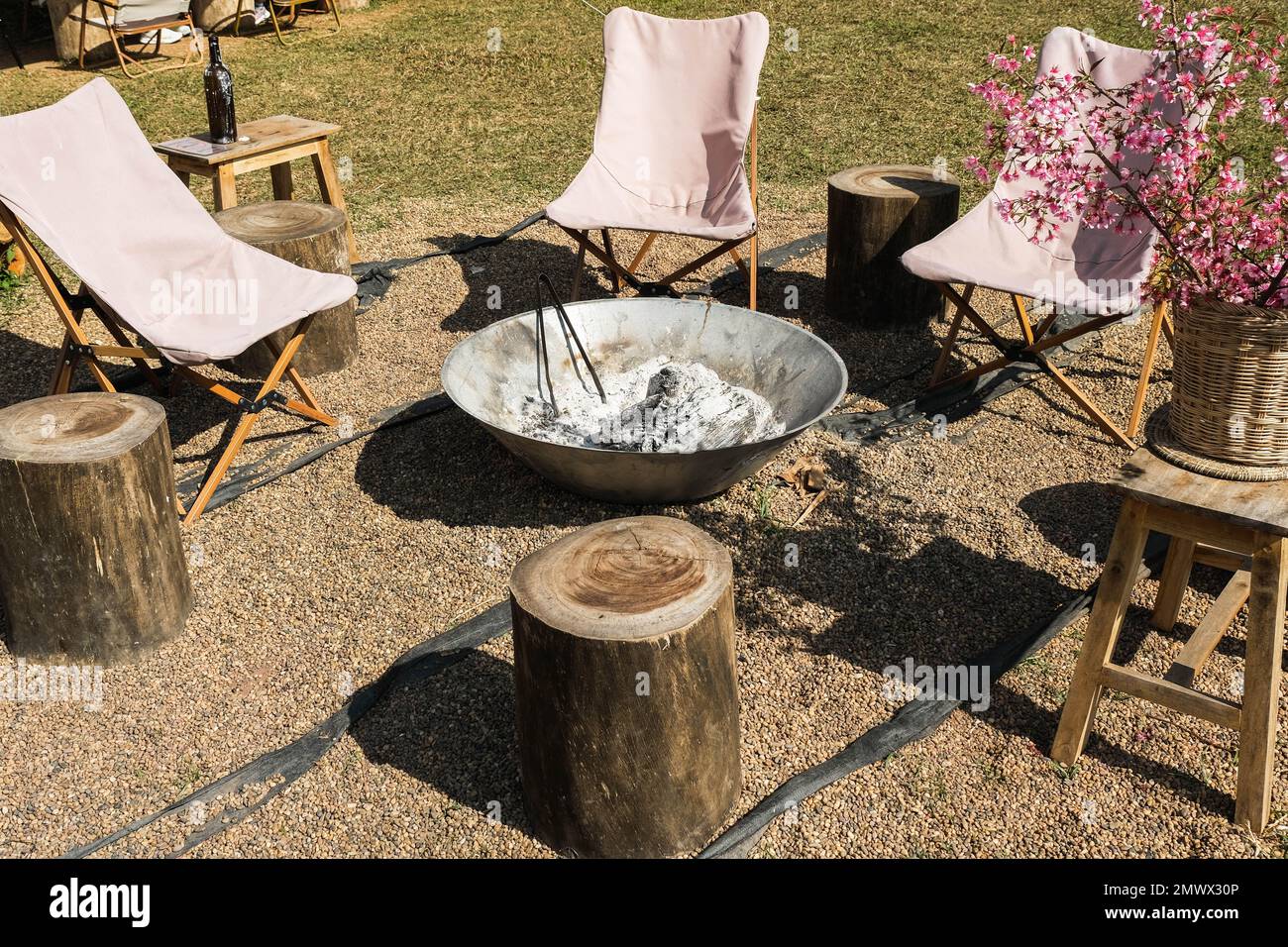 Area picnic con caminetto e sedie da campeggio intorno. Campeggi e caminetti per il turismo rurale. Attività all'aperto e ricreative durante l'inverno. Ecotouri Foto Stock