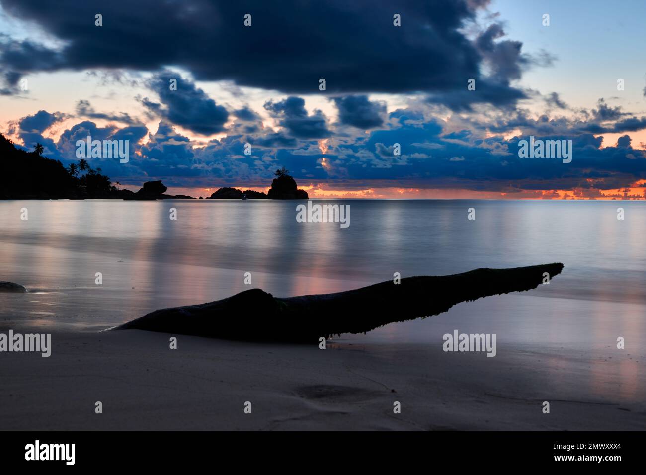 Tramonto ad Anse Soleil, Mahe, Seychelles Foto Stock