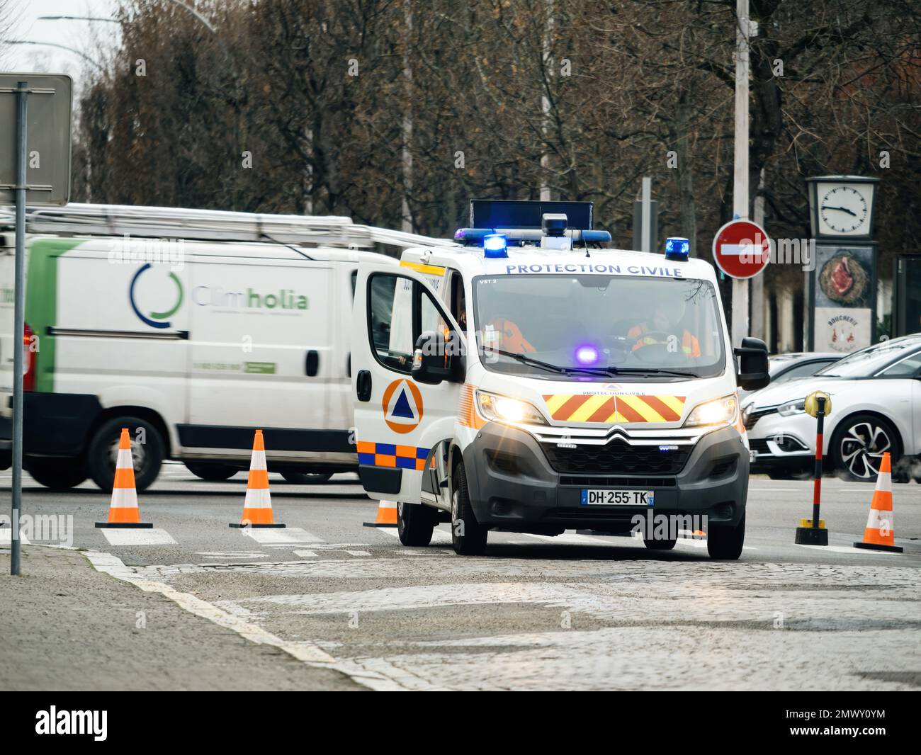 Strasburgo, Francia - 31 gennaio 2023: Protezione Civile furgone francese citroen con faro a luce blu acceso durante la protesta di massa a causa di riforme pensionistiche Foto Stock