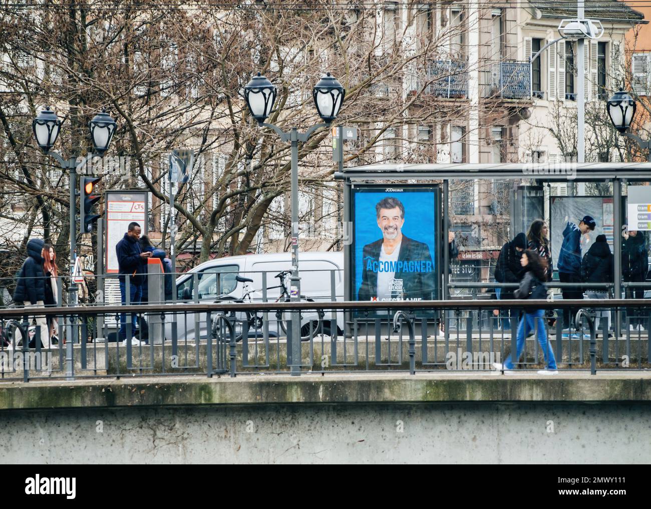 Strasburgo, Francia - 31 gennaio 2023: Pubblicità sulla stazione del tram per Stephane Plaza show sulla TV francese - Acompagner Masion a vendre su M6 Foto Stock