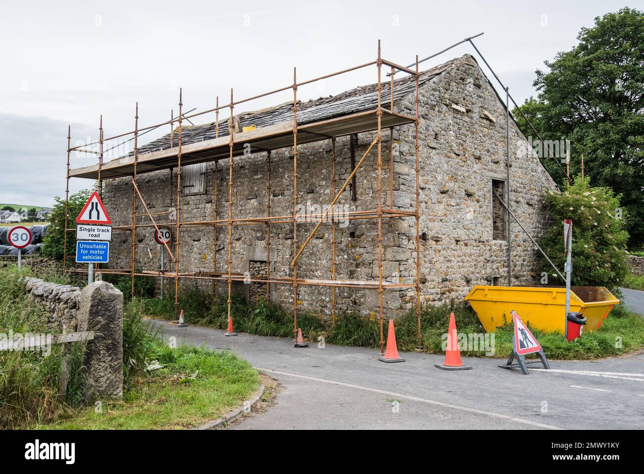 Riparazioni del tetto su un fienile in Back Lane, Long Preston, Craven area, Yorkshire Dales Foto Stock