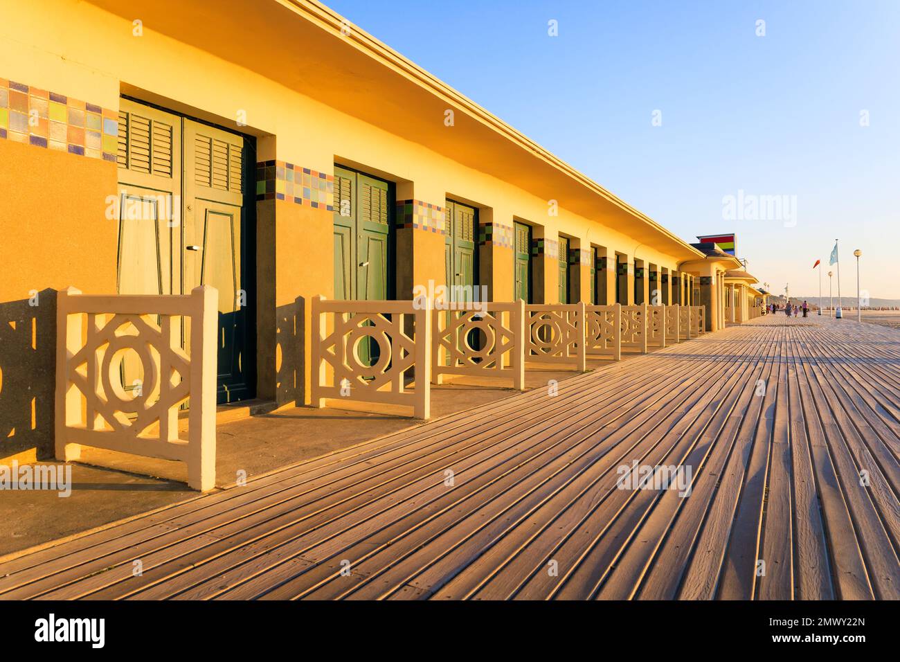 Le famose cabine sulla spiaggia della Promenade des Planches a Deauville. Normandia, Francia. Foto Stock
