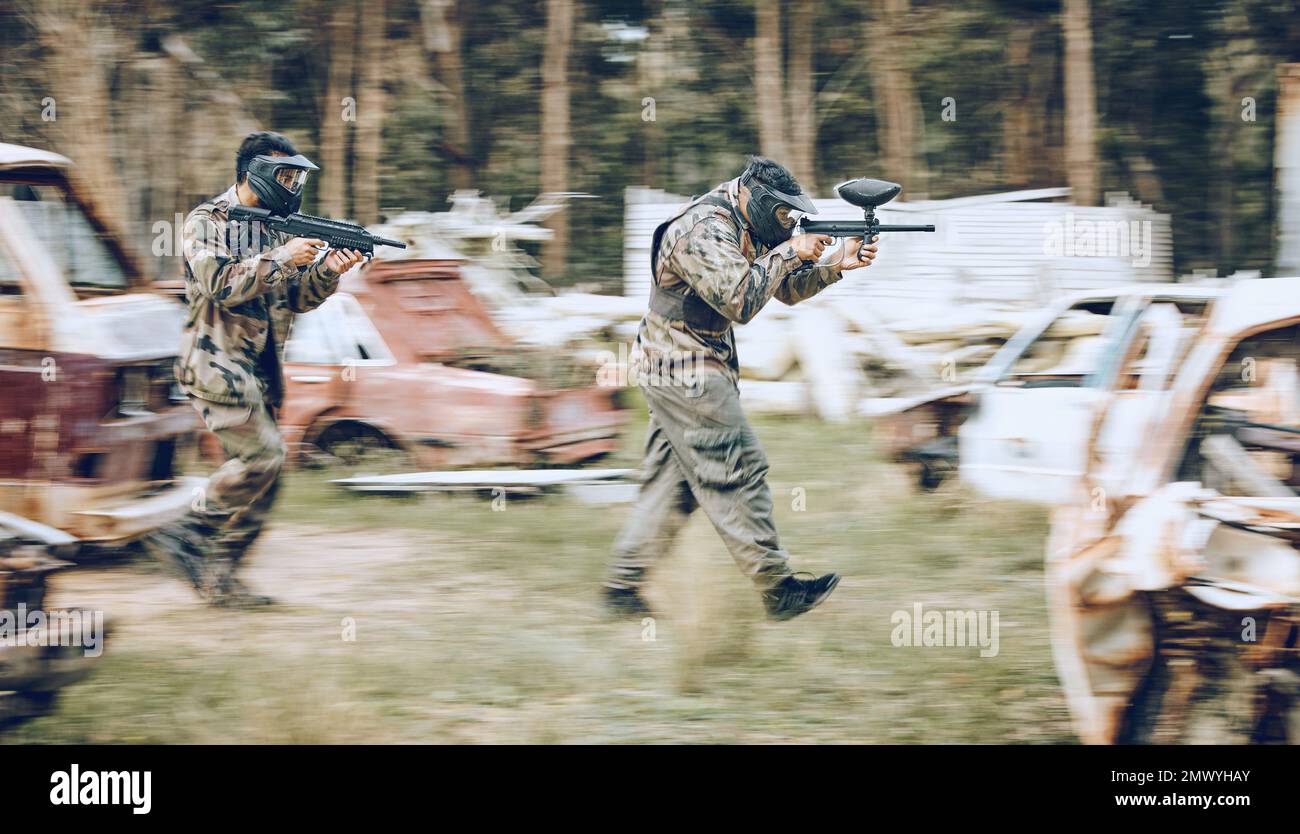 Paintball, team running e soldato energia di gruppo per l'addestramento militare, esercito e gioco sul campo. Esercizio fisico, fitness e tiro al bersaglio di un campo di battaglia Foto Stock
