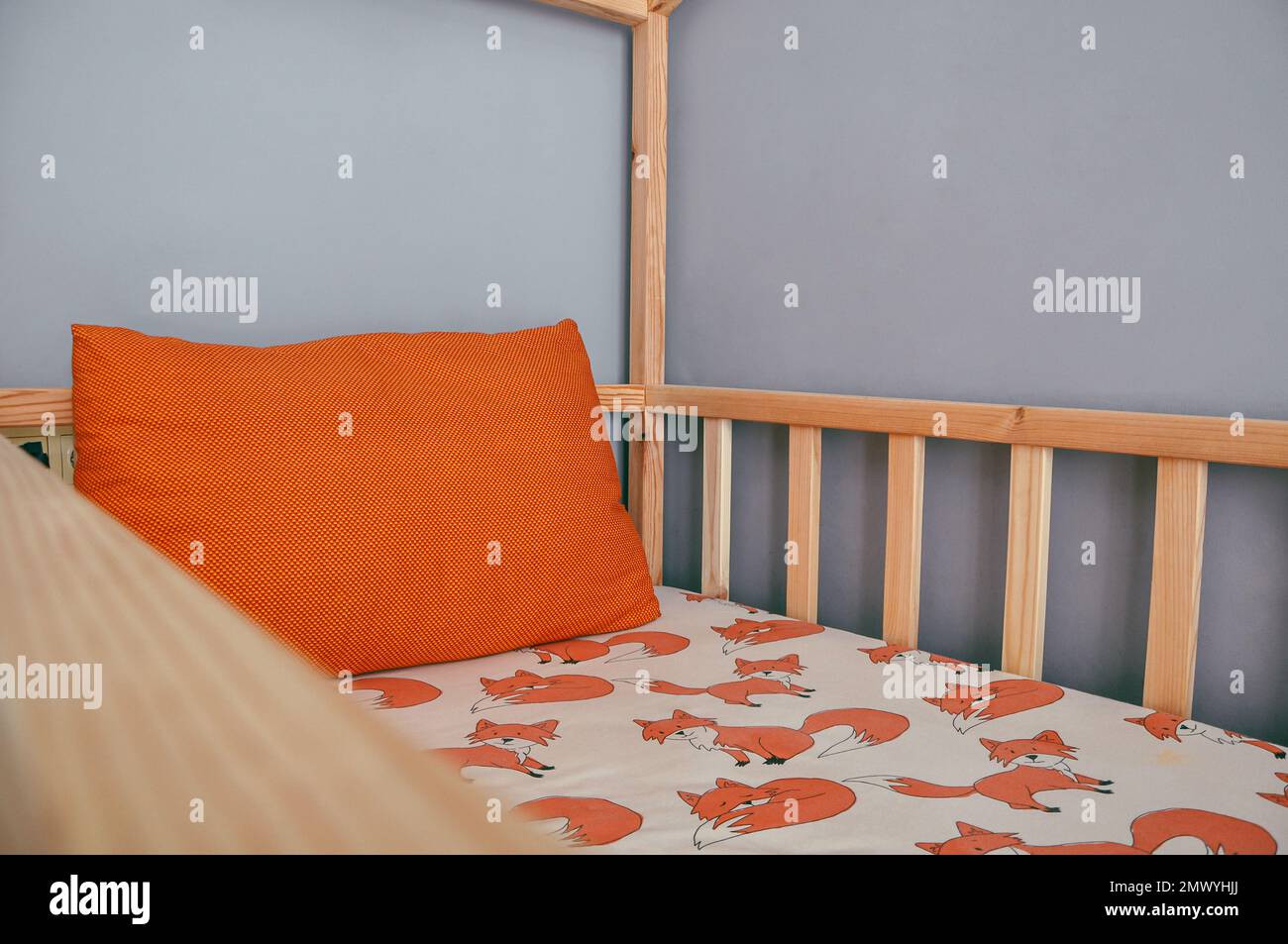 Letto per bambini Montessori, moderna camera per bambini con comodo letto per bambini Foto Stock