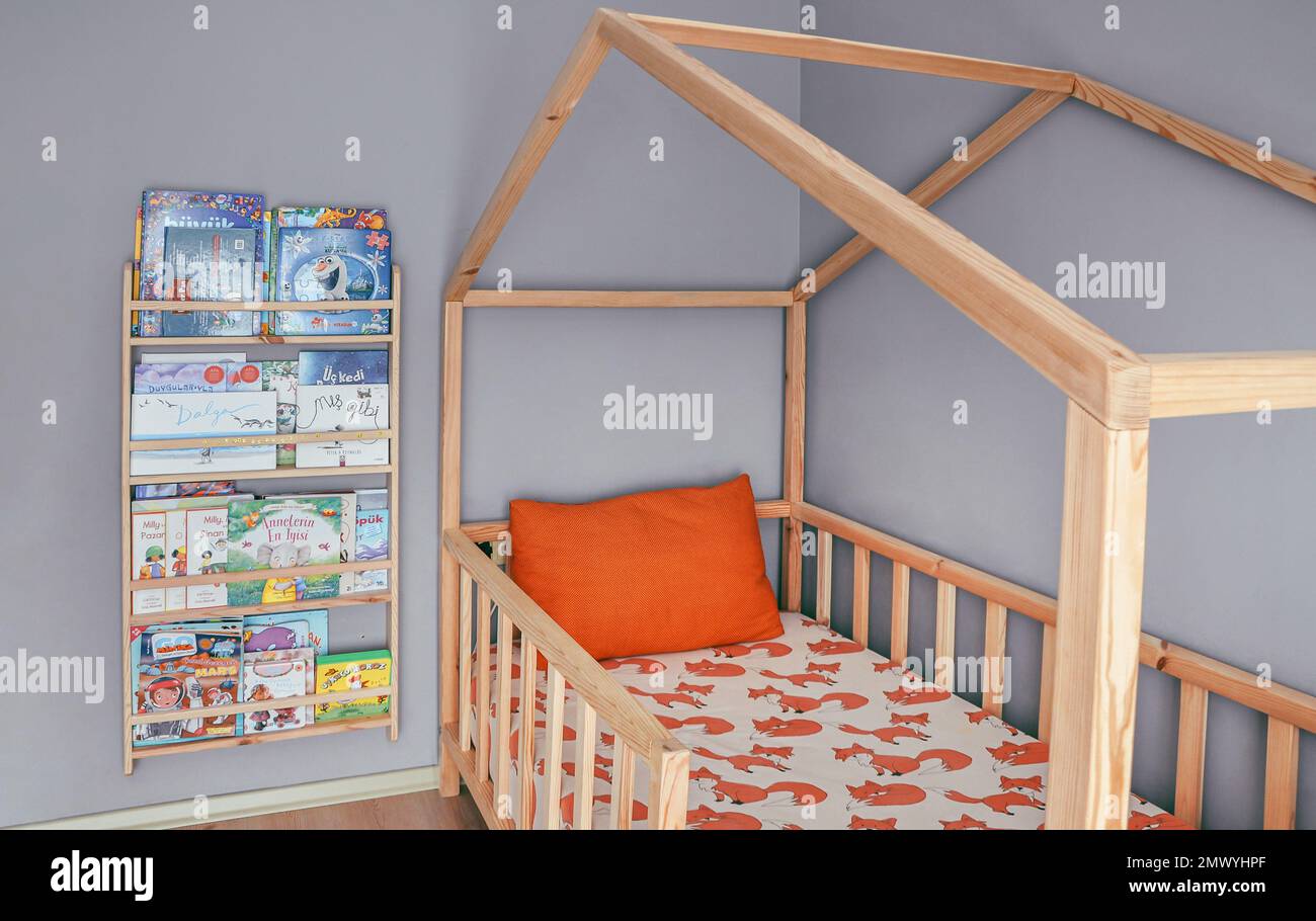 Letto per bambini Montessori, moderna camera per bambini con comodo letto per bambini Foto Stock
