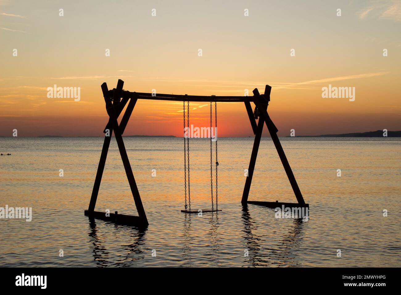 Dondolando in mare contro il tramonto. Foto Stock