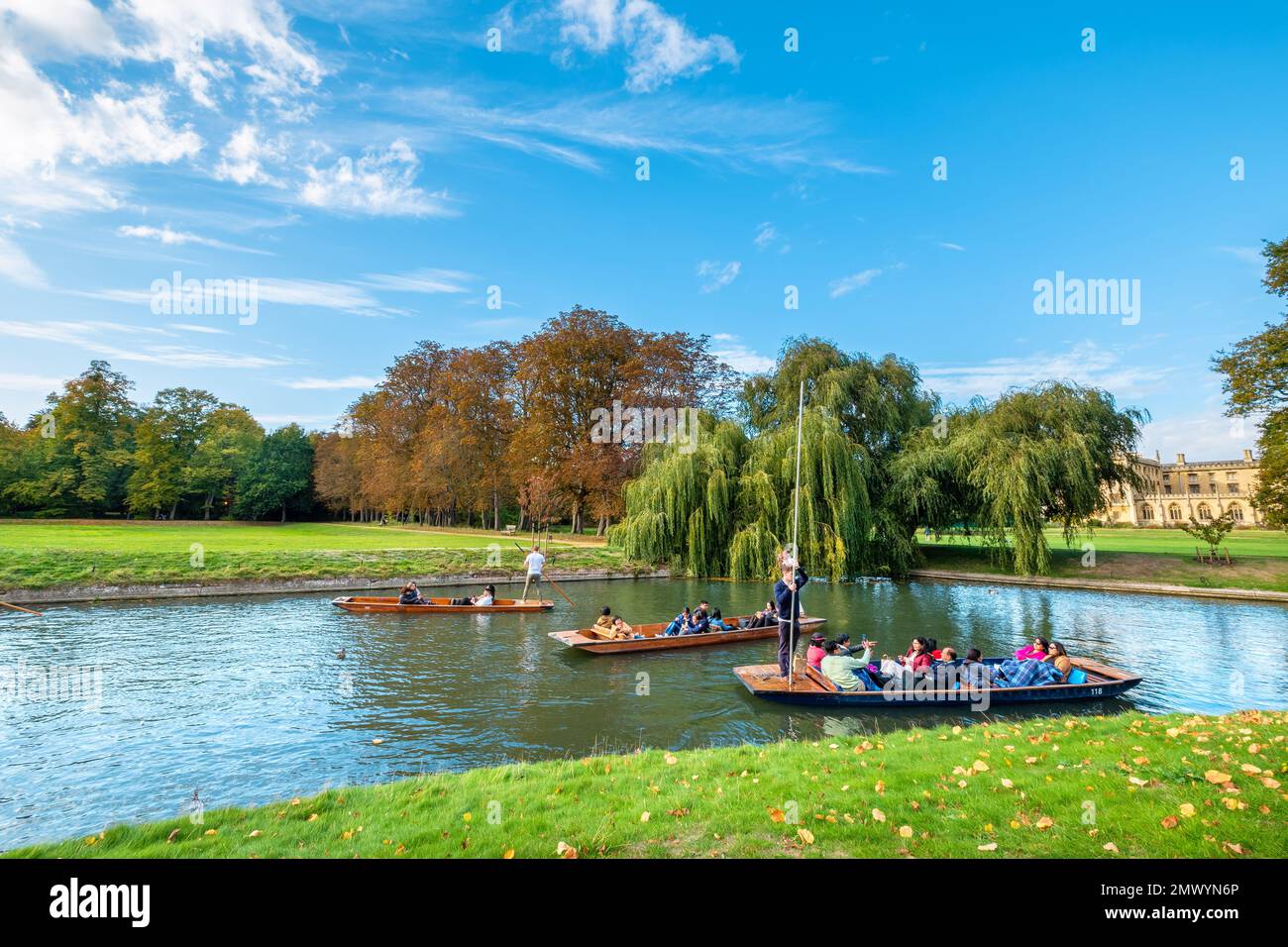 Turisti in un tour punt lungo il fiume Cam. Cambridge, Inghilterra Foto Stock