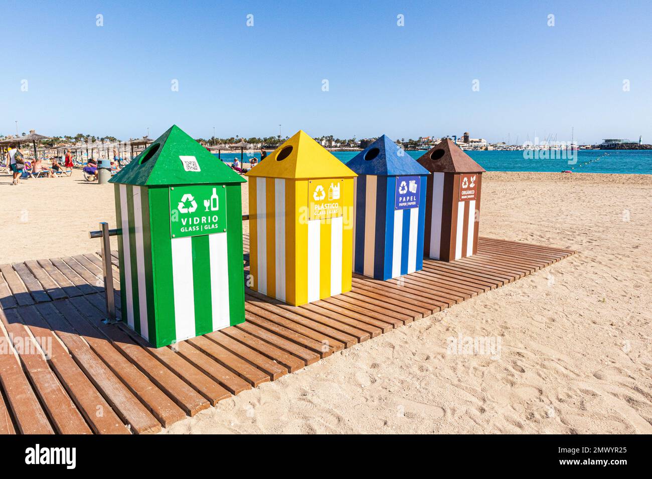 Contenitori di riciclaggio assortiti sulla spiaggia di Caleta de Fuste sulla costa orientale dell'isola delle Canarie di Fuerteventura, Spagna Foto Stock