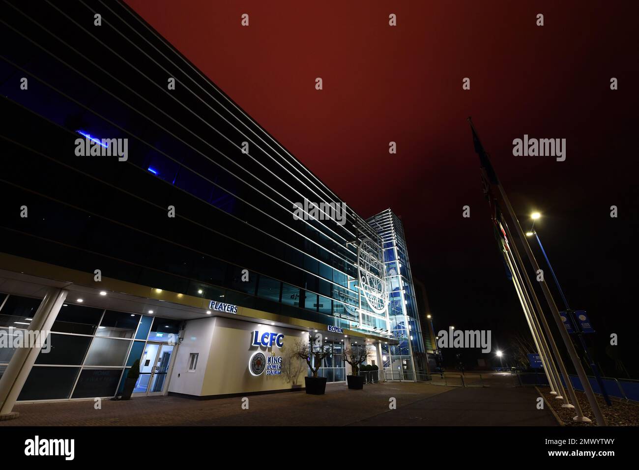 ALEX HANNAM FOTOGRAFIA cielo rosso su Leicester causato da nuove luci di riscaldamento del campo sul campo di calcio di Leicester City. Foto Stock