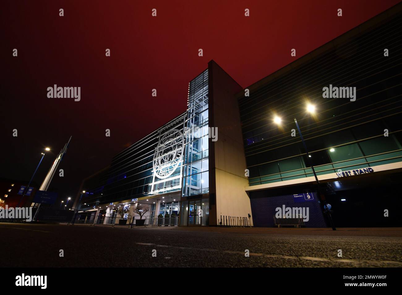 ALEX HANNAM FOTOGRAFIA cielo rosso su Leicester causato da nuove luci di riscaldamento del campo sul campo di calcio di Leicester City. Foto Stock