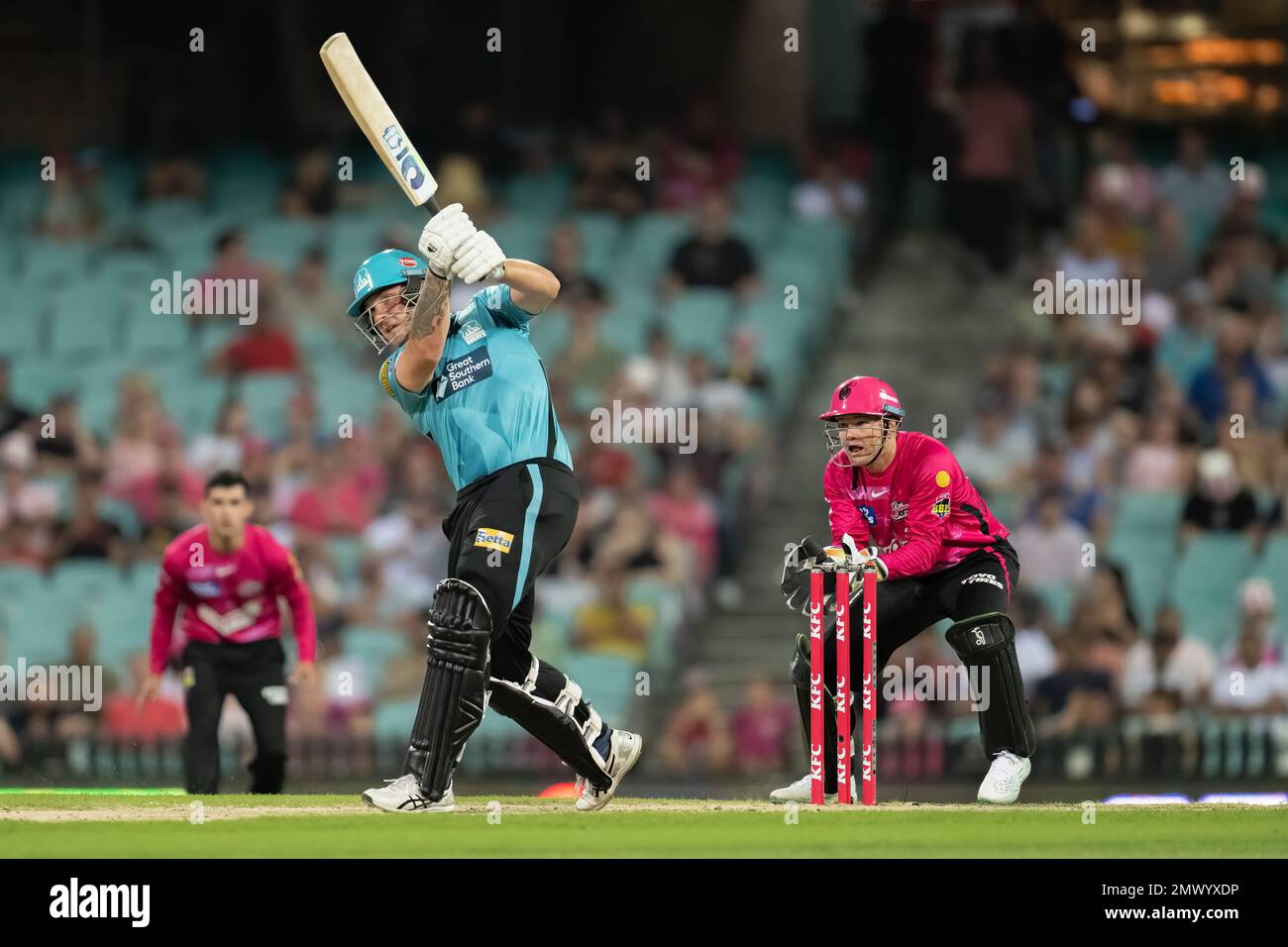 Josh Brown di Brisbane Heat si schiaccia durante la partita della Big Bash League maschile tra i Sydney Sixers e il Brisbane Heat al Sydney Cricket Ground il 02 febbraio 2023 a Sydney, Australia. (FOTO : IZHAR KHAN) IMMAGINE LIMITATA AD USO EDITORIALE - RIGOROSAMENTE NESSUN USO COMMERCIALE Foto Stock