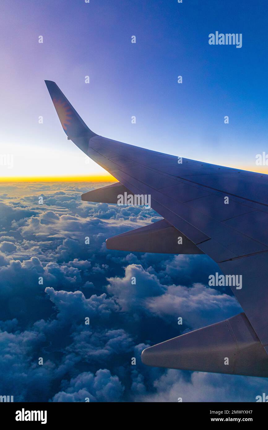 Vista dalla finestra passeggeri di un aeromobile Boeing 737 che sorvola le nuvole del tramonto. Foto Stock