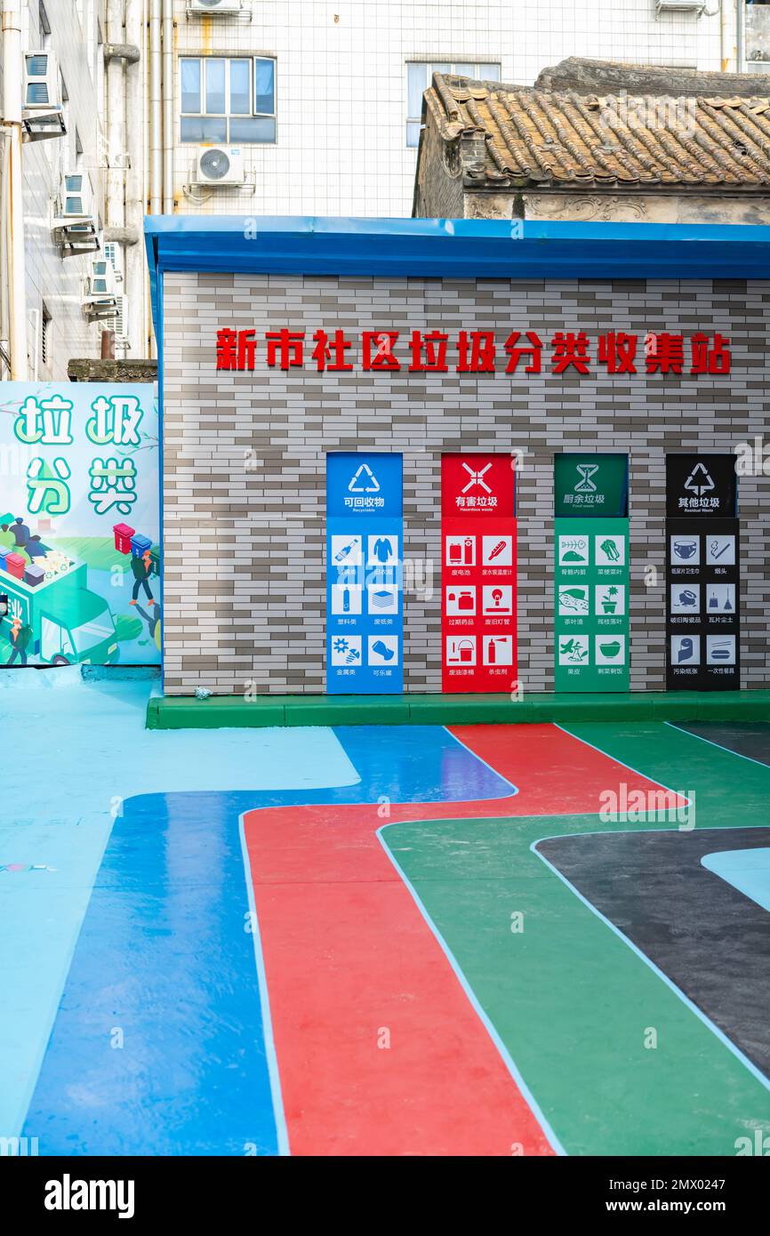 Zhongshan Cina-Novembre 17,2022:diversi colori rifiuti rifiuti per la cernita dei rifiuti, cioè la cucina, nocivo, altri e rifiuti riciclabili. al compo. verticale Foto Stock