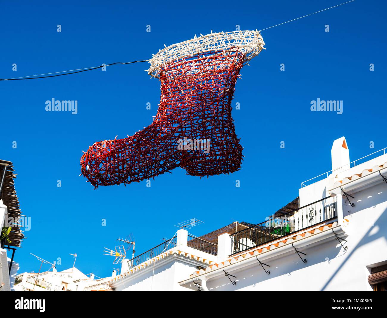 Decorazione natalizia del Babbo Natale sopra la strada di Frigiliana sopra la Costa del Sol nel sud della Spagna Foto Stock Decorazione natalizia del Babbo Natale sopra la strada di Frigiliana sopra la Costa del Sol nel sud della Spagna Foto Stock