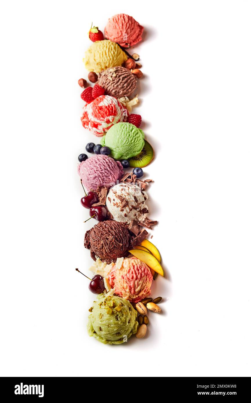 Vista dall'alto di varie deliziose palle di gelato con fettine di frutta fresca e frutti di bosco con pistacchi Foto Stock