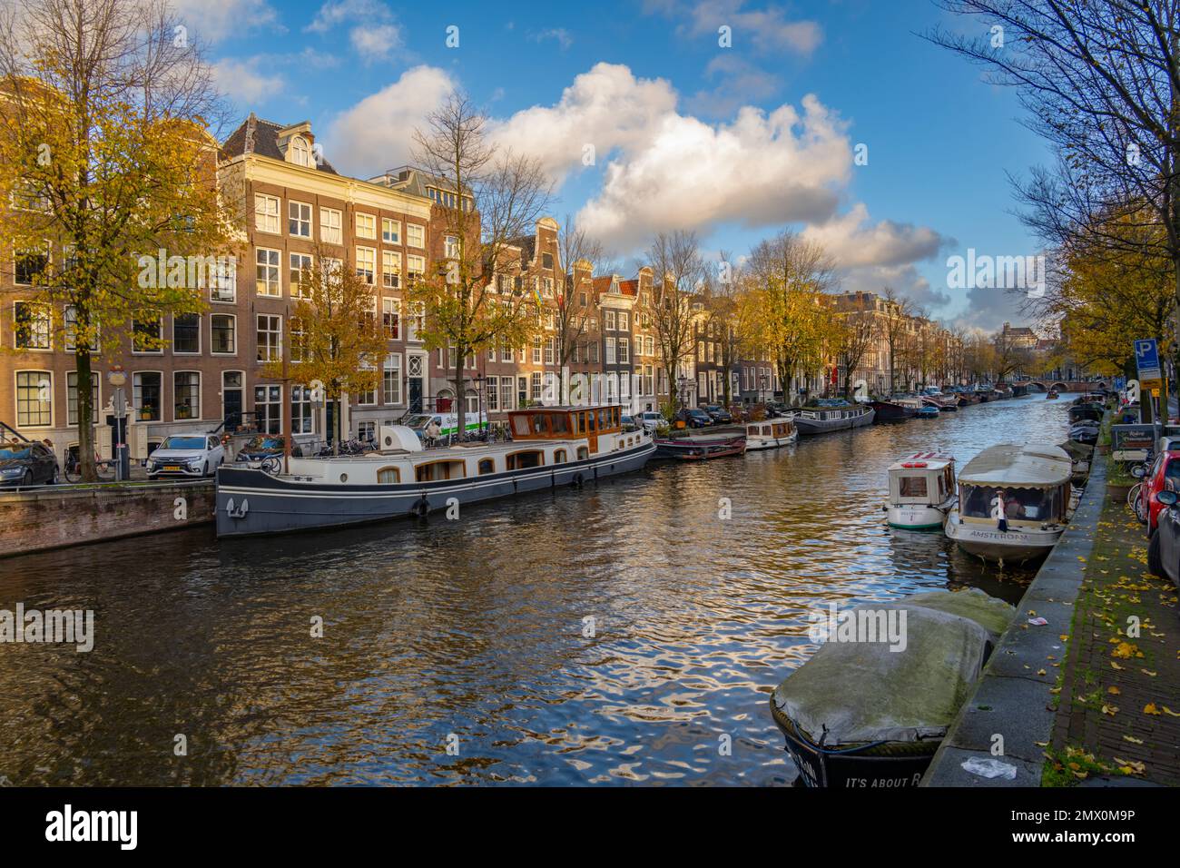 Edifici lungo il canale Prinsengracht dal ponte Vijzelstraat in autunno ad Amsterdam Foto Stock