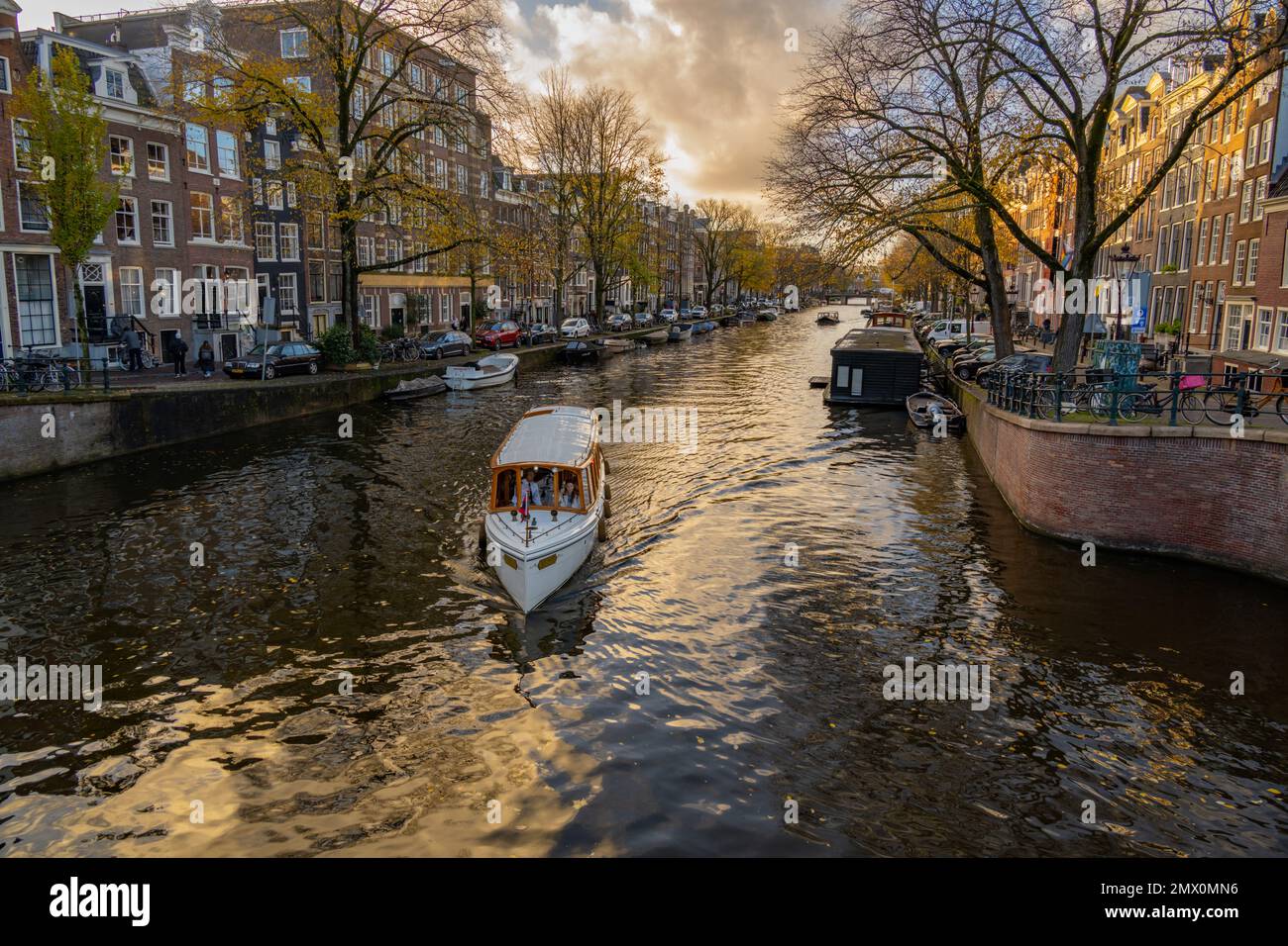 Edifici lungo il canale Prinsengracht dal ponte Reguliersgracht in autunno ad Amsterdam Foto Stock