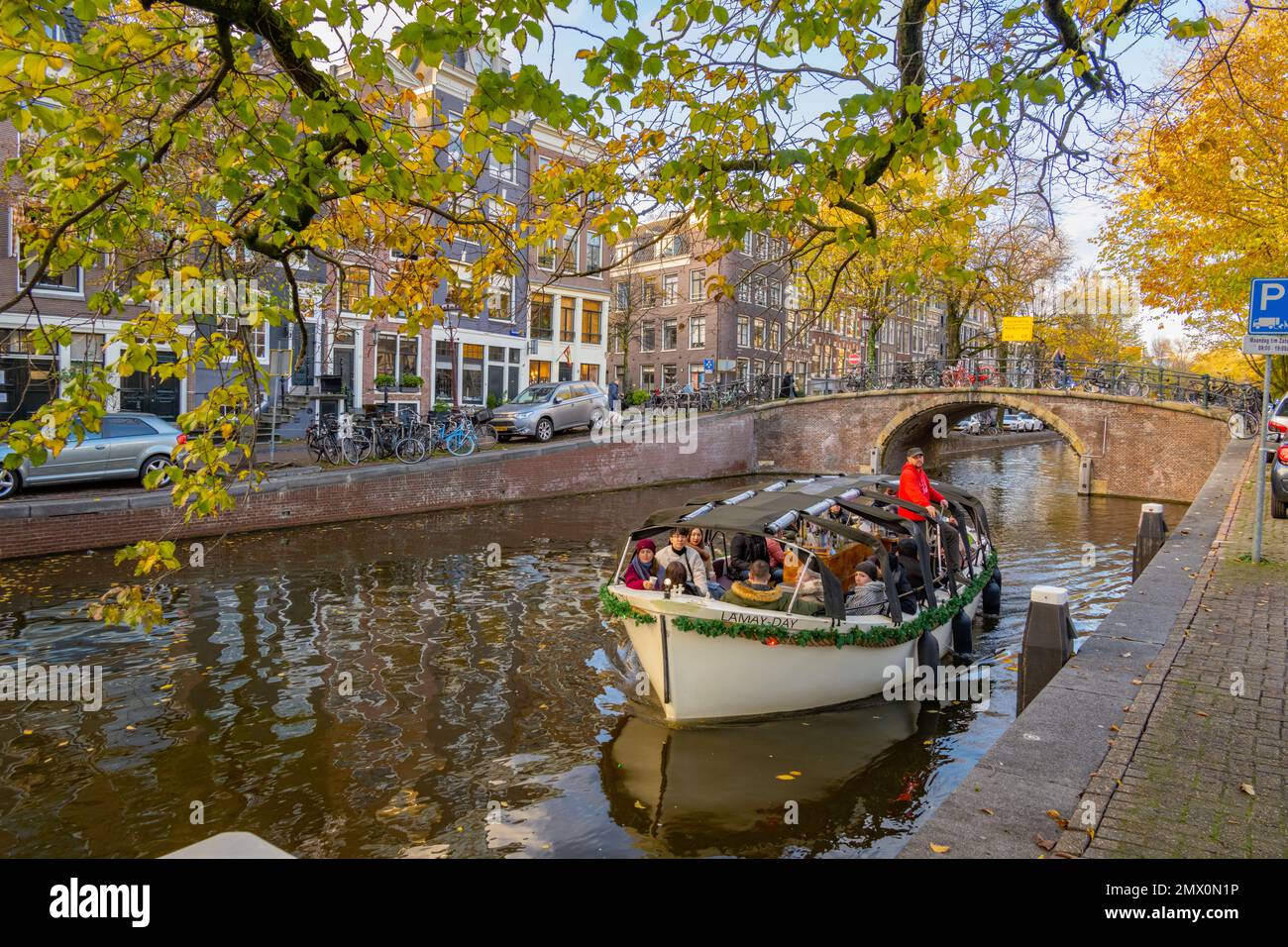 Edifici lungo il canale Reguliersgracht e il ponte di Kerkstraat in autunno ad Amsterdam Foto Stock