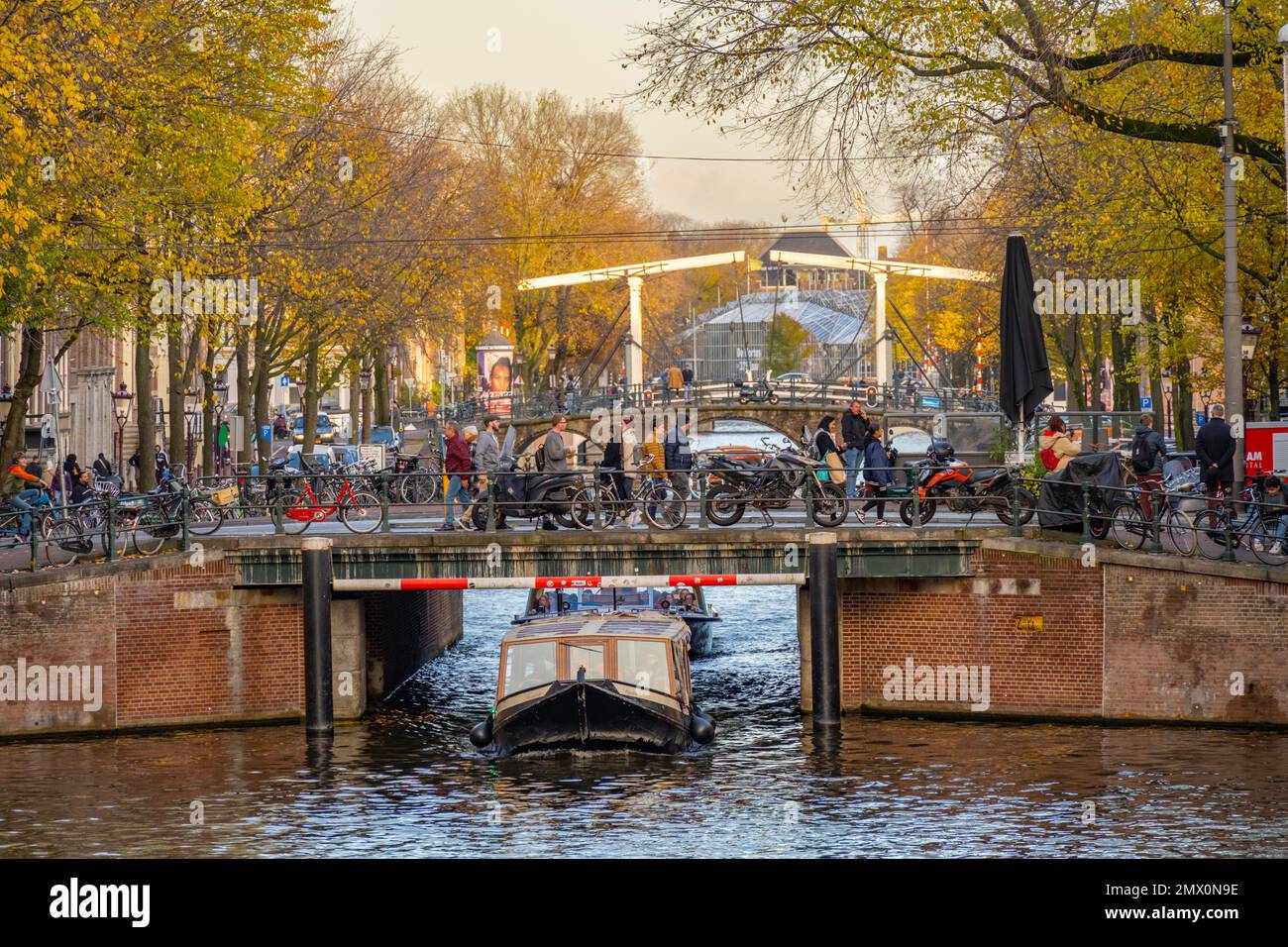 Guardando verso il ponte in legno Walter SŸskindbrug dal ponte Kaasmarktsluis sul canale Herengracht di Amsterdam Foto Stock