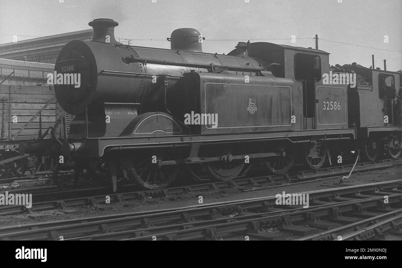 Ex LBSCR E5x Classe 0-6-2T No. 32586 a Brighton Works nel mese di ottobre 1952 Foto Stock
