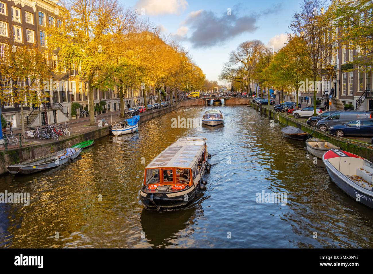 Guardando verso il ponte di legno Walter SŸskindbrug da Kaasmarktsluis ponte sul canale Herengracht Amsterdam con un ruscello di visite turistiche b Foto Stock