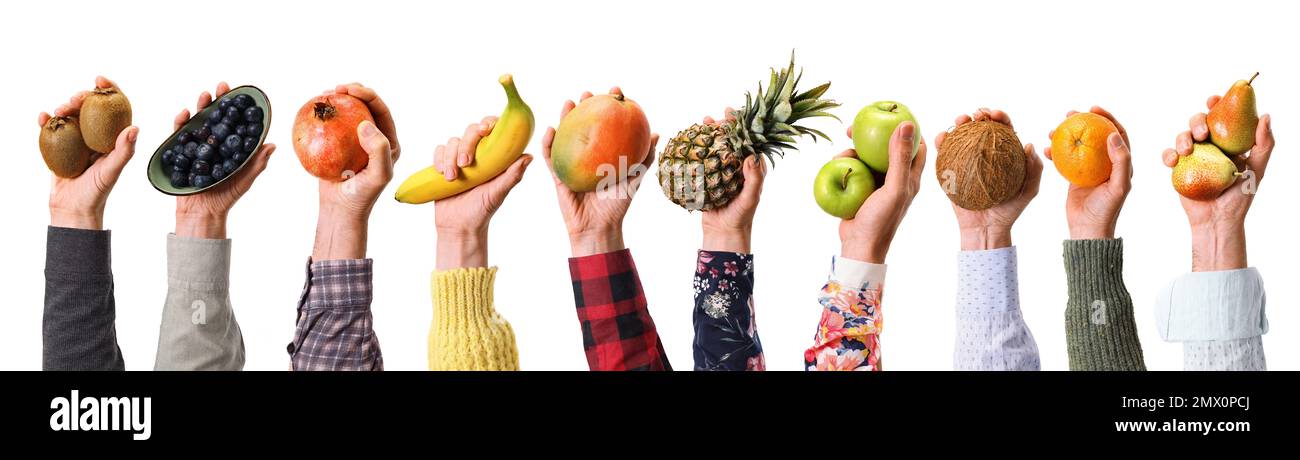 Molti frutti che tengono in mano da uomo e donna su sfondo bianco per la pubblicità della drogheria o concetti di cibo sano. Foto Stock