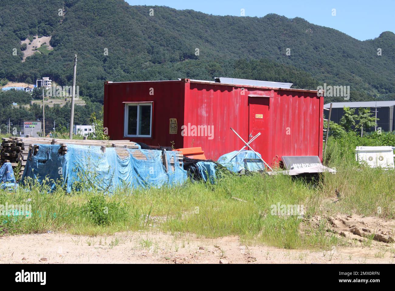 Ufficio contenitore di spedizione rosso nell'area di costruzione Foto Stock