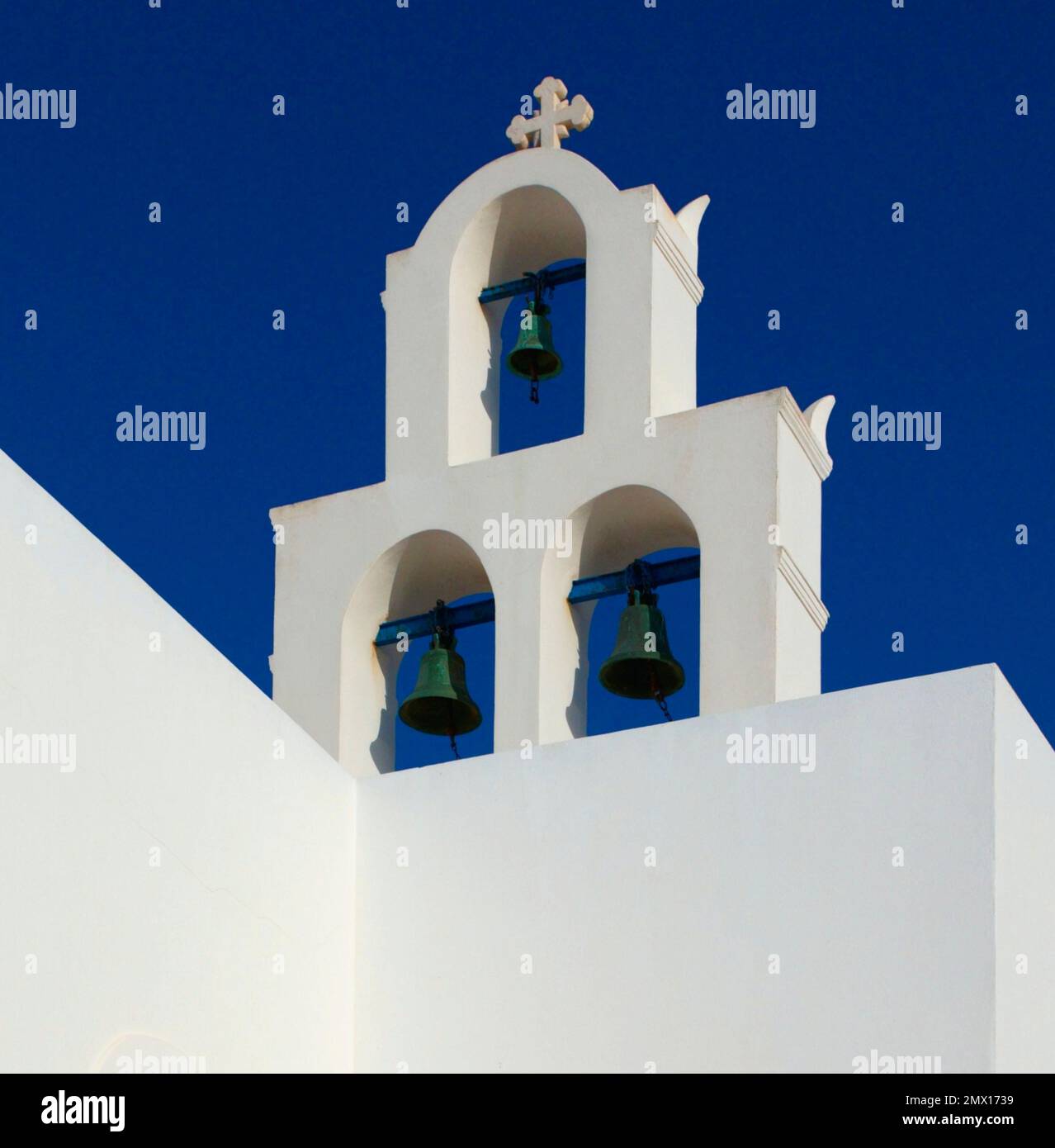 Campanile della chiesa ortodossa nella città di Oia sull'isola di Santorini, nell'arcipelago delle Cicladi del Sud in Grecia. Foto Stock