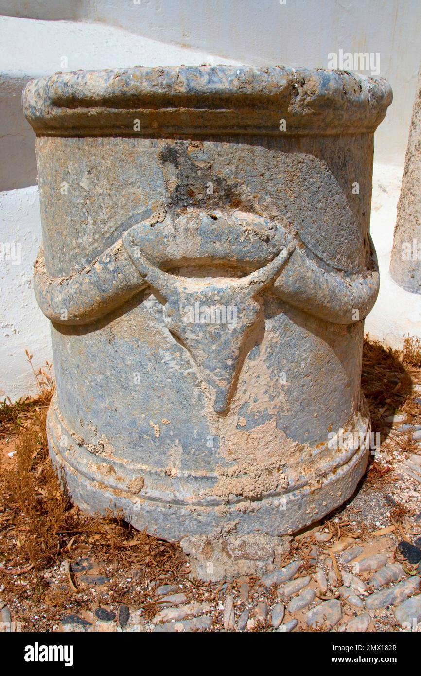 Particolare del rilievo di un'antica colonna presso il sito archeologico di Perissa sull'isola di Santorini, nel Mar Egeo, nell'arco delle Cicladi del Sud Foto Stock