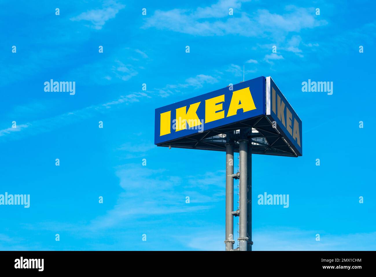Belgrado, Serbia - 02 gennaio 2023: Logo IKEA su un palo contro lo sfondo blu del cielo. IKEA è il più grande rivenditore al mondo di mobili Foto Stock