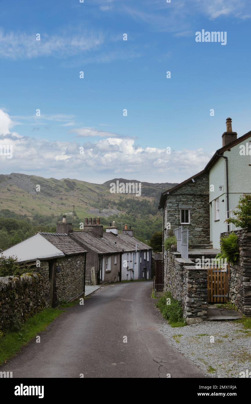 Langdale Valley, Lake District, Cumbria, Inghilterra, UK - Una strada di tradizionali case in pietra ardesia nel villaggio di Chapel Stile Foto Stock