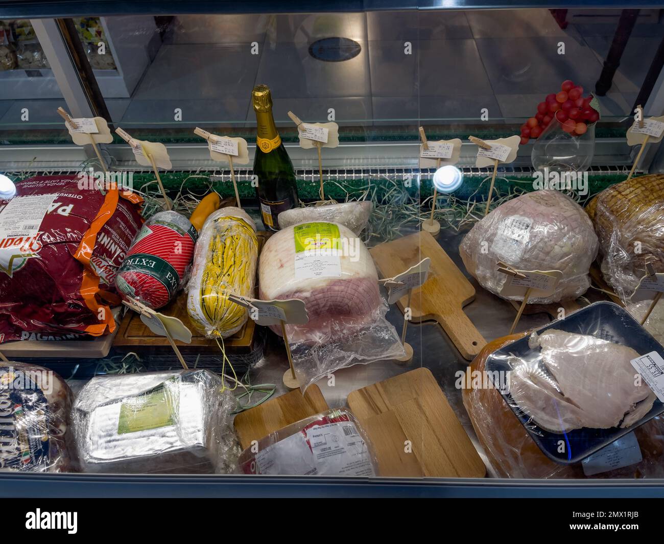 RAS al Khaimah, Emirati Arabi Uniti - 1st dicembre, 2021: Prodotti a base di carne esposti in un armadietto di vetro in un negozio di alimentari. Foto Stock