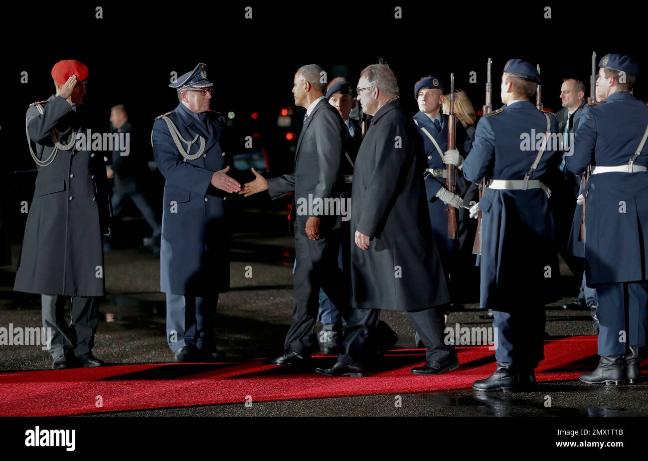 President Barack Obama shakes hand with the officer of the guard of honor on the tarmac upon his arrival to Tegel International Airport in Berlin, Wednesday, Nov. 16, 2016. Walking with Obama is Ambassador Jurgen Mertens, German Chief of Protocol. (AP Photo/Pablo Martinez Monsivais) Foto Stock