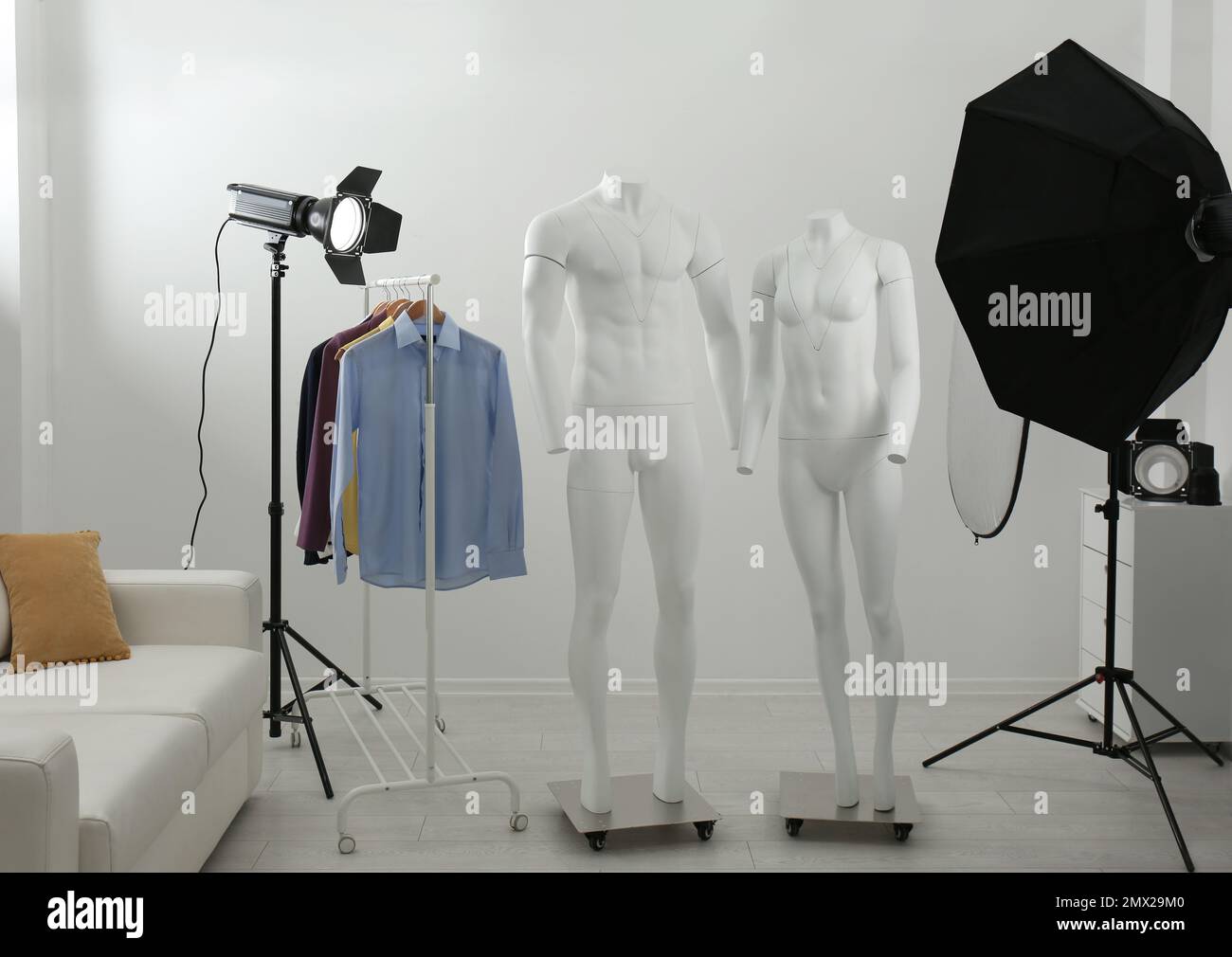 Manichini Ghost, abiti e attrezzature di illuminazione professionale in un  moderno studio fotografico Foto stock - Alamy