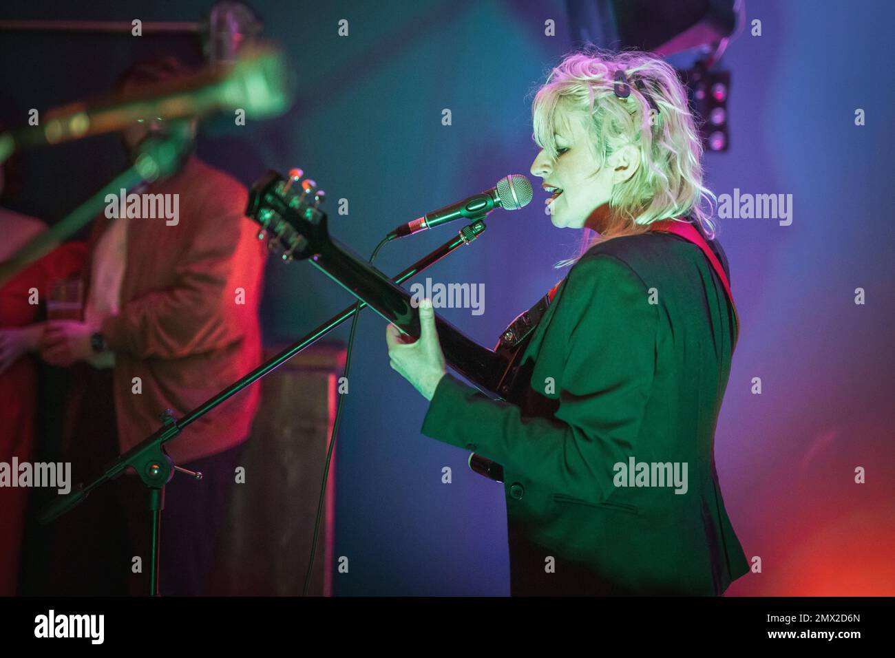 Edimburgo, Scozia. Mer 1 Febbraio 2023. Hailey Beavis, cantante-compositore-artista, è sul palco della sede di Edimburgo, Leith Depot, nell'ambito della Independent Venue Week 2023 (IVW). IVW è la celebrazione annuale di 7 giorni del Regno Unito di locali musicali e artistici indipendenti e delle persone che possiedono, gestiscono e lavorano in essi. Hailey Beavis ha pubblicato il suo album di debutto “i'll Put You Where the Trombone Slides” sulla OK Pal Records nel novembre 2022. Foto Stock