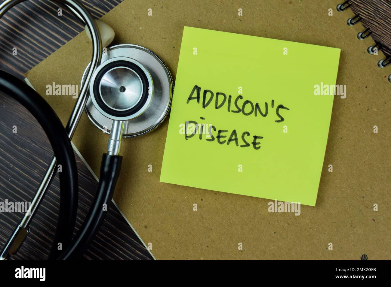 Concetto di malattia di Addison scrivere su note appiccicose con stetoscopio isolato su tavola di legno. Foto Stock