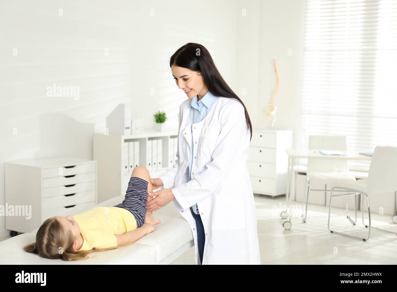 Medico in visita ad una giovane ragazza con collare cervicale ortopedico,  pronto soccorso e trattamento concetto Foto stock - Alamy