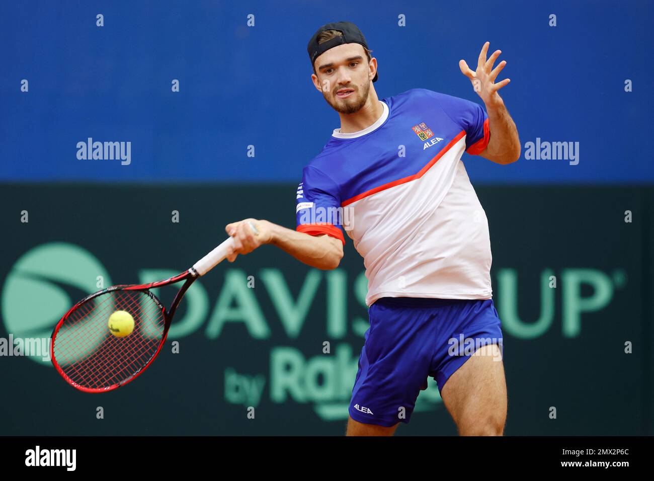 Tennista Tomas Machac della squadra ceca in azione durante la sessione di allenamento prima della qualificazione al torneo di tennis della Coppa Davis contro il Portogallo Foto Stock