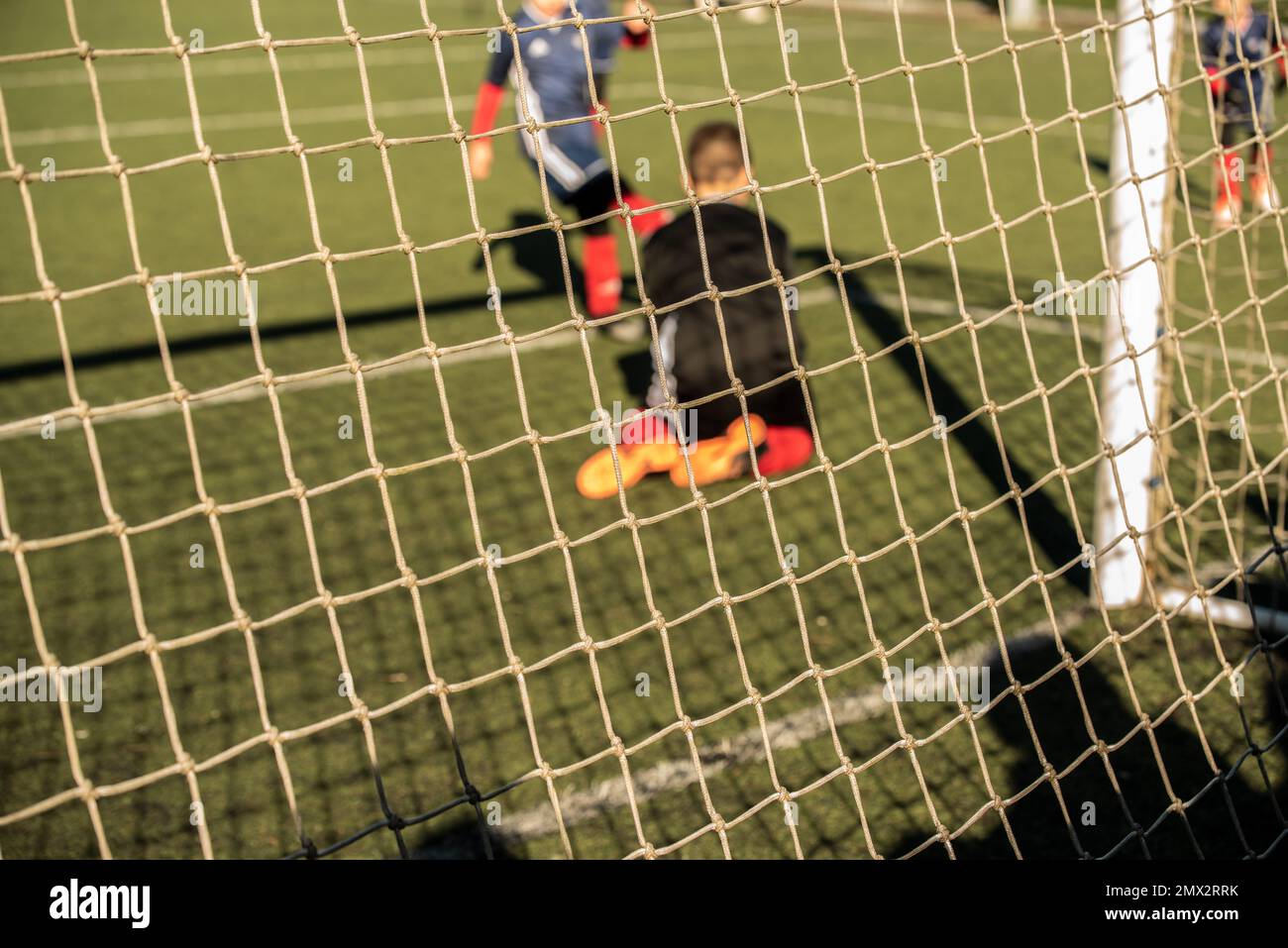 calcio immagine di borsa. immagine disfocalizzata, gioco di movimento su erba artificiale Foto Stock