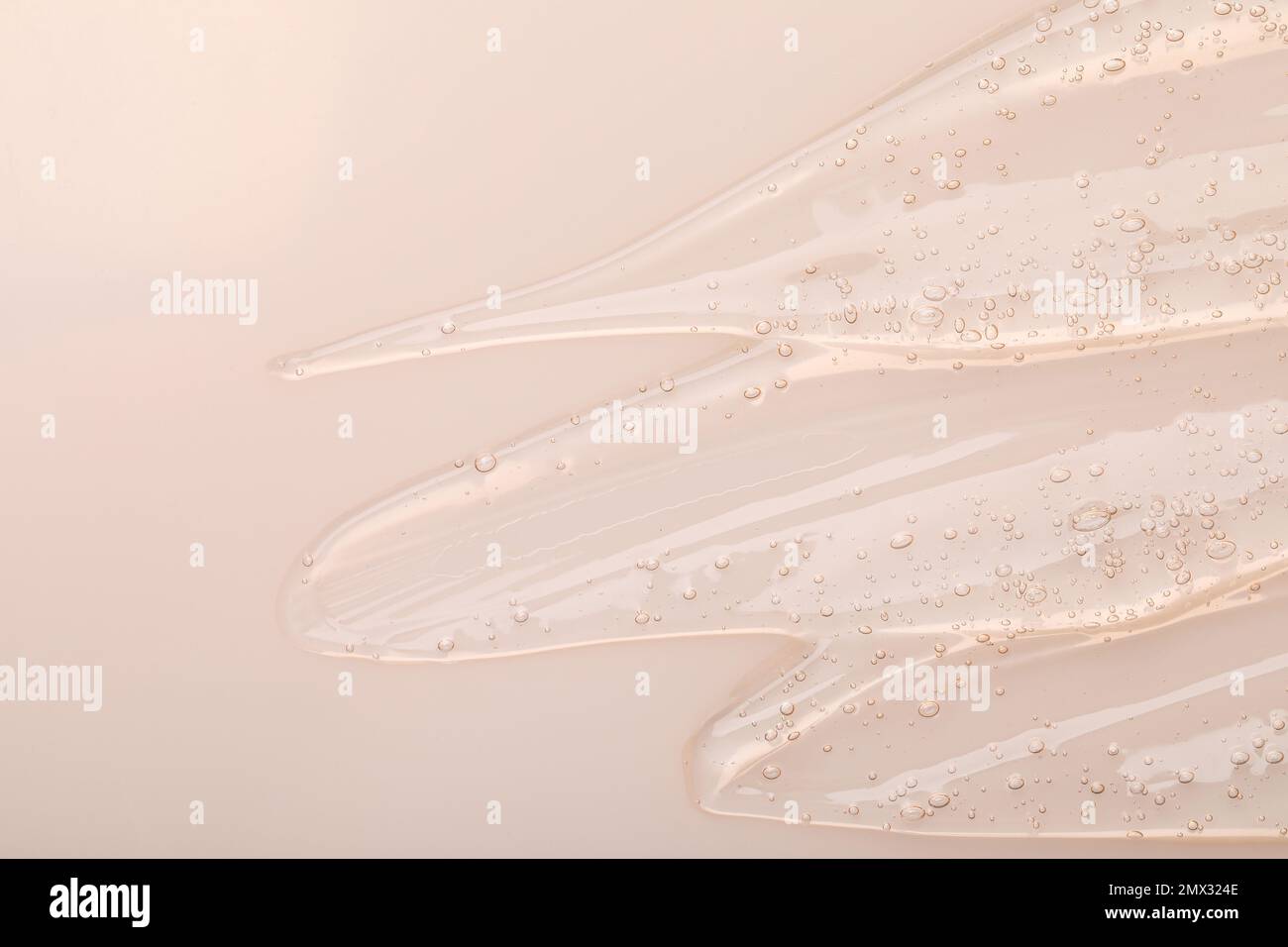 Gel cosmetico trasparente puro su sfondo beige, vista dall'alto Foto Stock