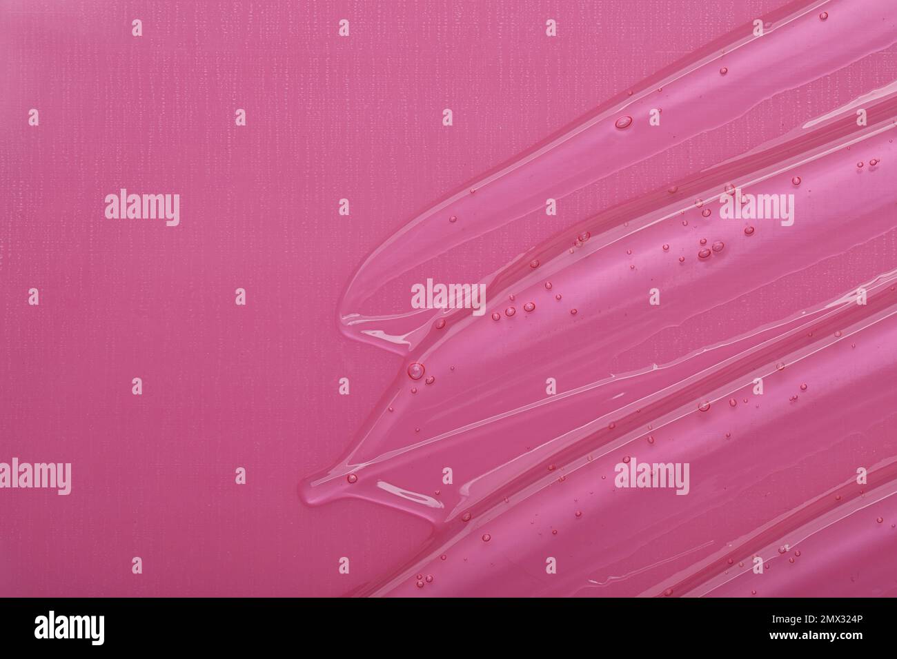Gel cosmetico trasparente puro su sfondo rosa, vista dall'alto Foto Stock