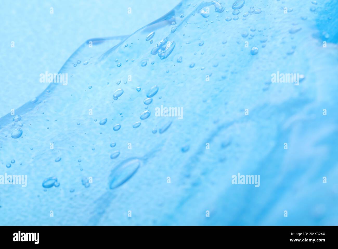 Gel cosmetico trasparente puro su sfondo blu, primo piano Foto Stock