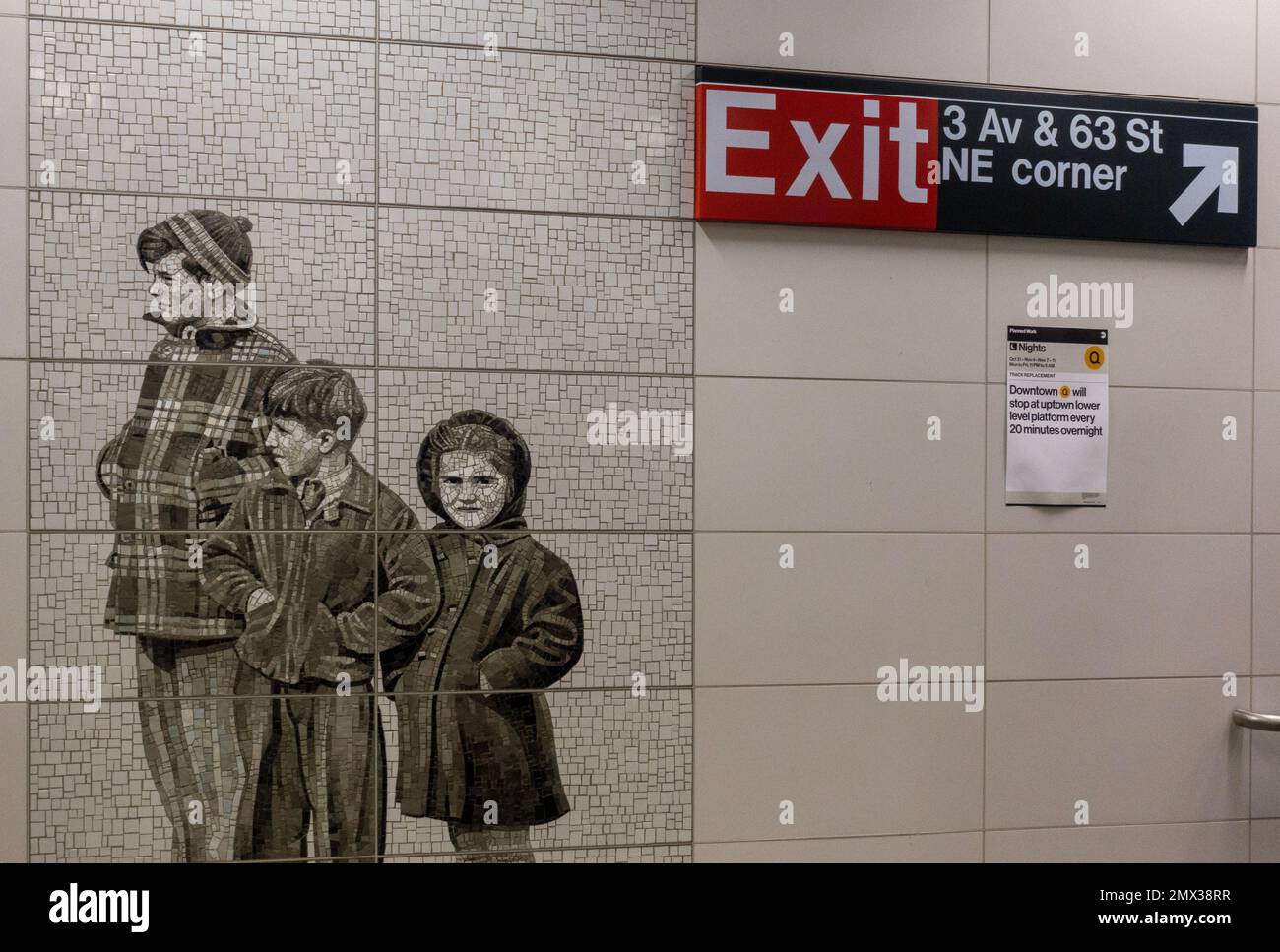 Tessere mosaico di persone nella stazione 63rd Street sulla linea F della metropolitana nella parte superiore est di Manhattan New York City Foto Stock