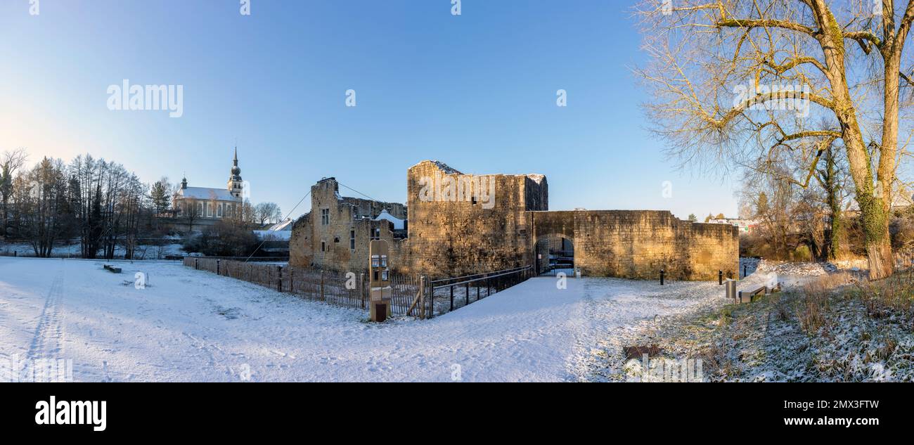 Europa, Lussemburgo, Koerich, il Grevenschlass (Castello di Koerich) nella neve d'inverno con Église Saint-Remi (Chiesa) oltre Foto Stock